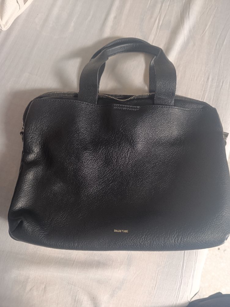 Un sac et aussi serviette noir de la marque parfois de trés bon etat.
