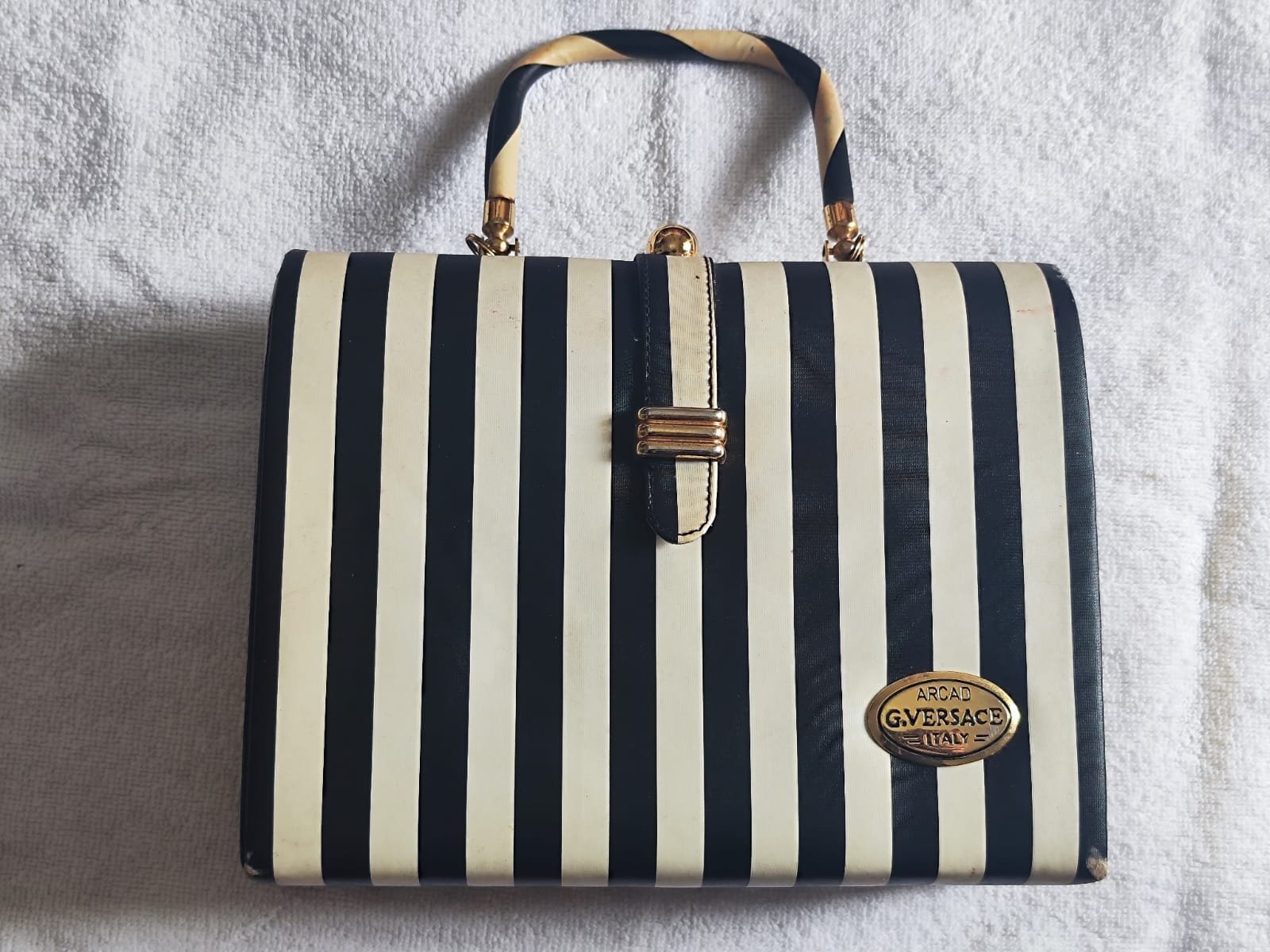 Sac à main  VINTAGE  rayé bleu et blanc de la marque ARCAD GIANNI VERSACE 