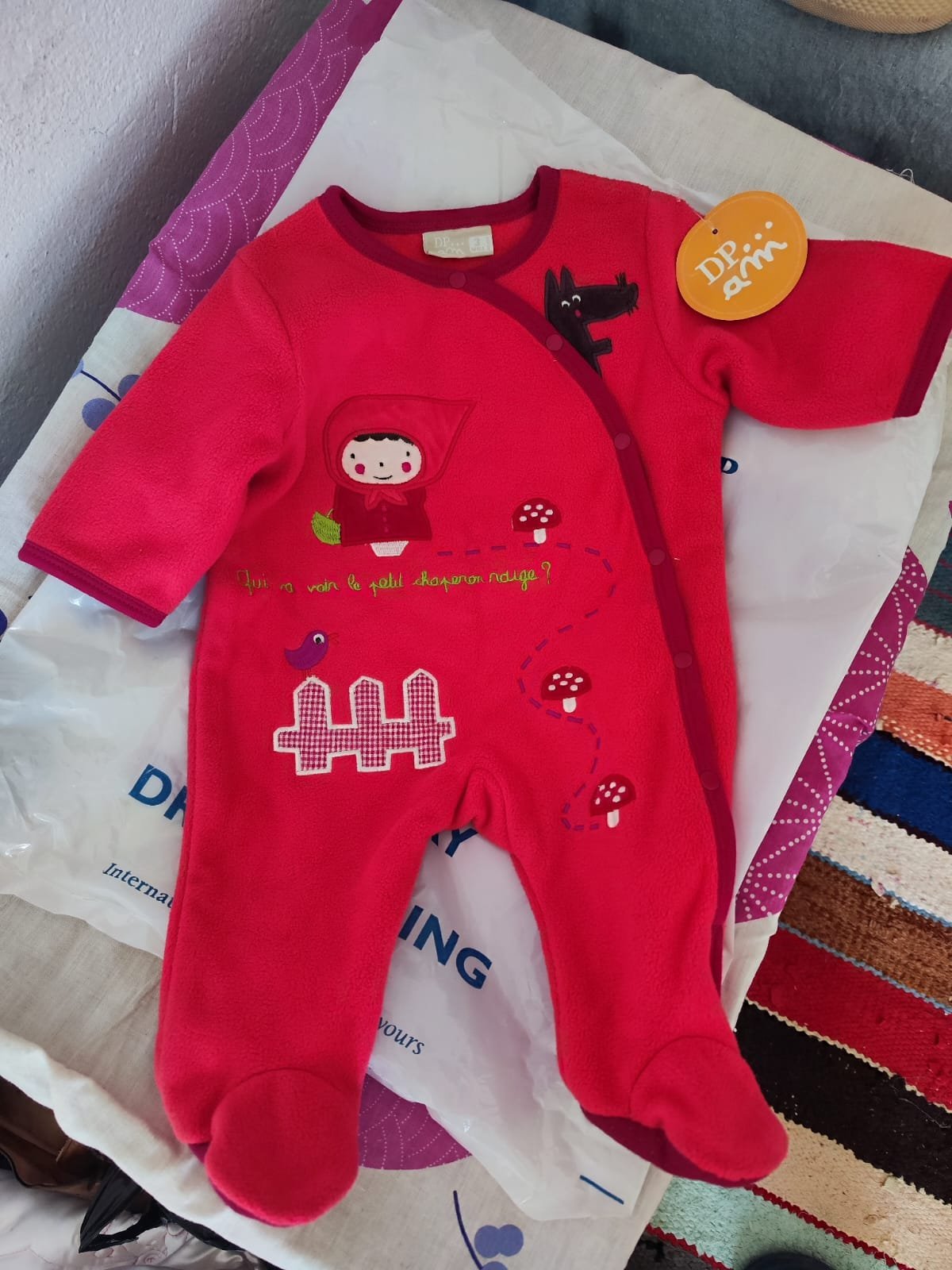 PACK BEBE :   Combinaison bébé fille jamais porté 3 mois + bonnet et chaussettes +Couvre lit bébé longueur 120 cm/largeur 80 cm