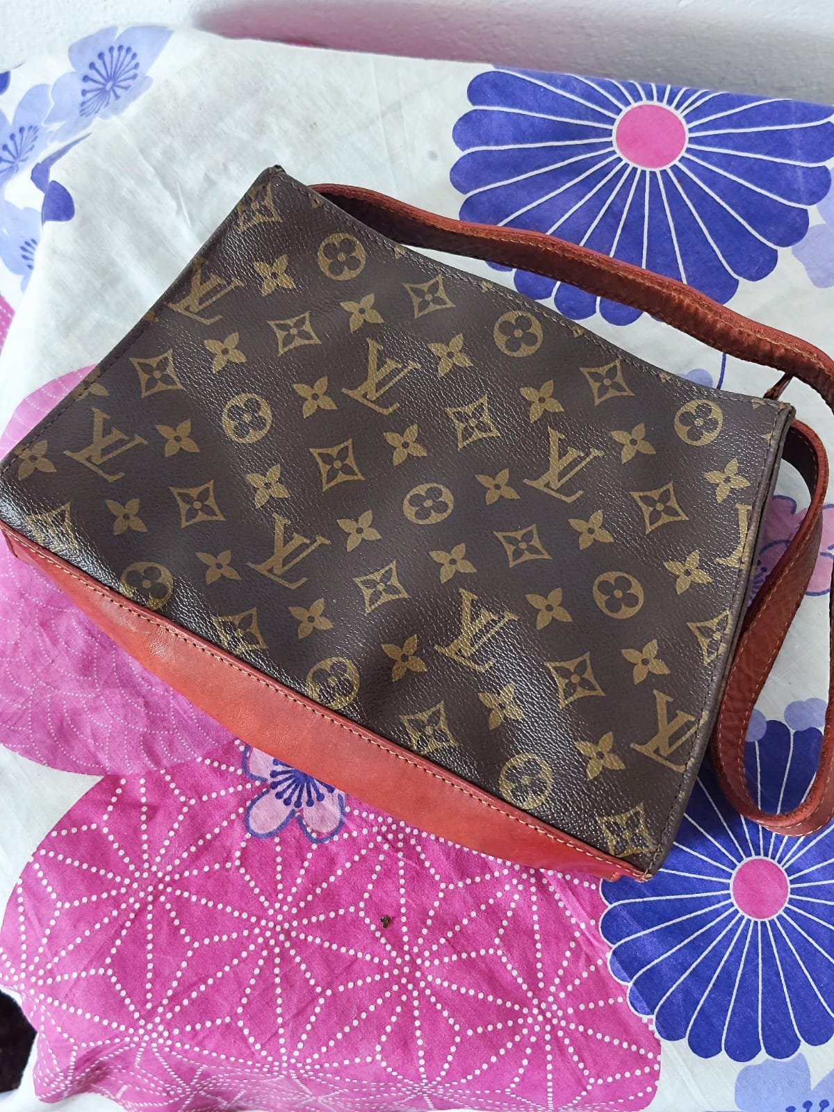 Sac à main de la marque louis vuitton medium avec défaut de fermeture et de doblure