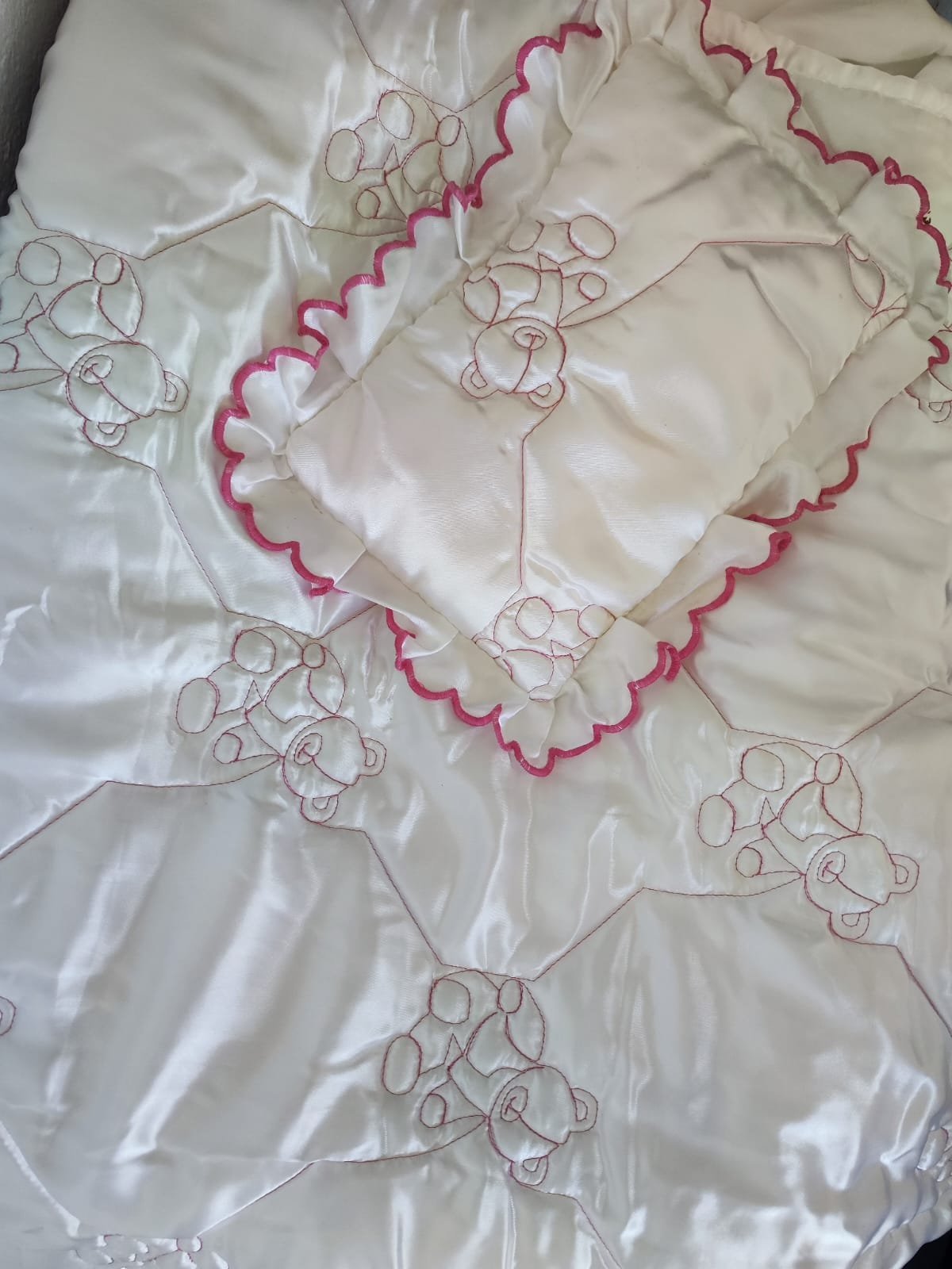 Couvre lit bébé jamais utilisé longueur 120 cm/largeur 80 cm