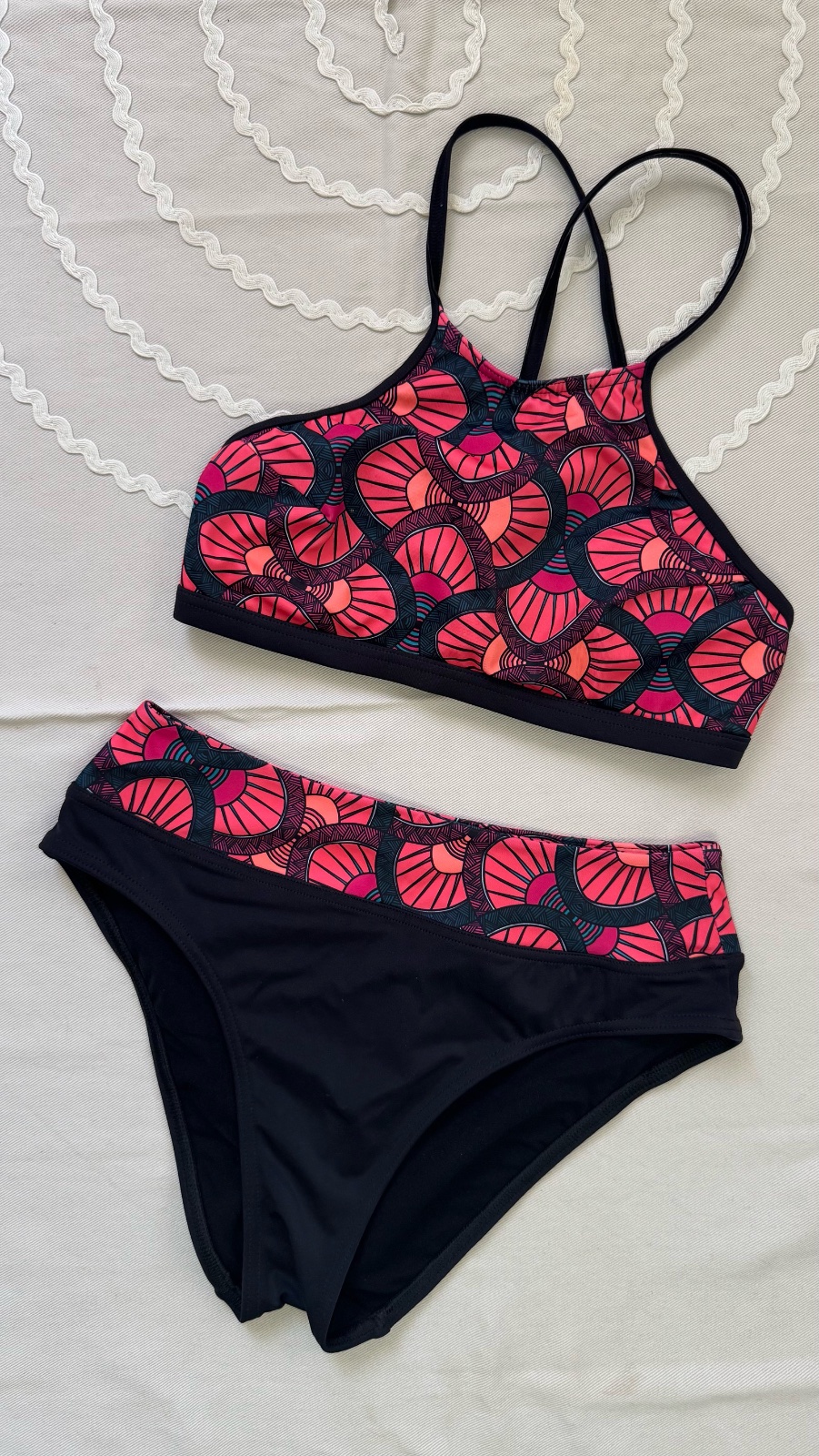 Bikini et noir et corail