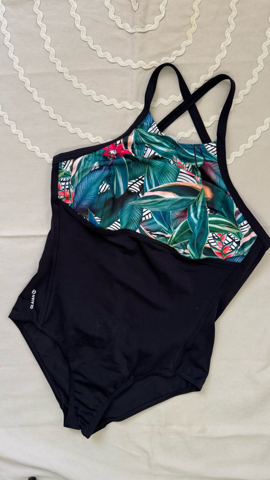 Maillot noir et multicolore