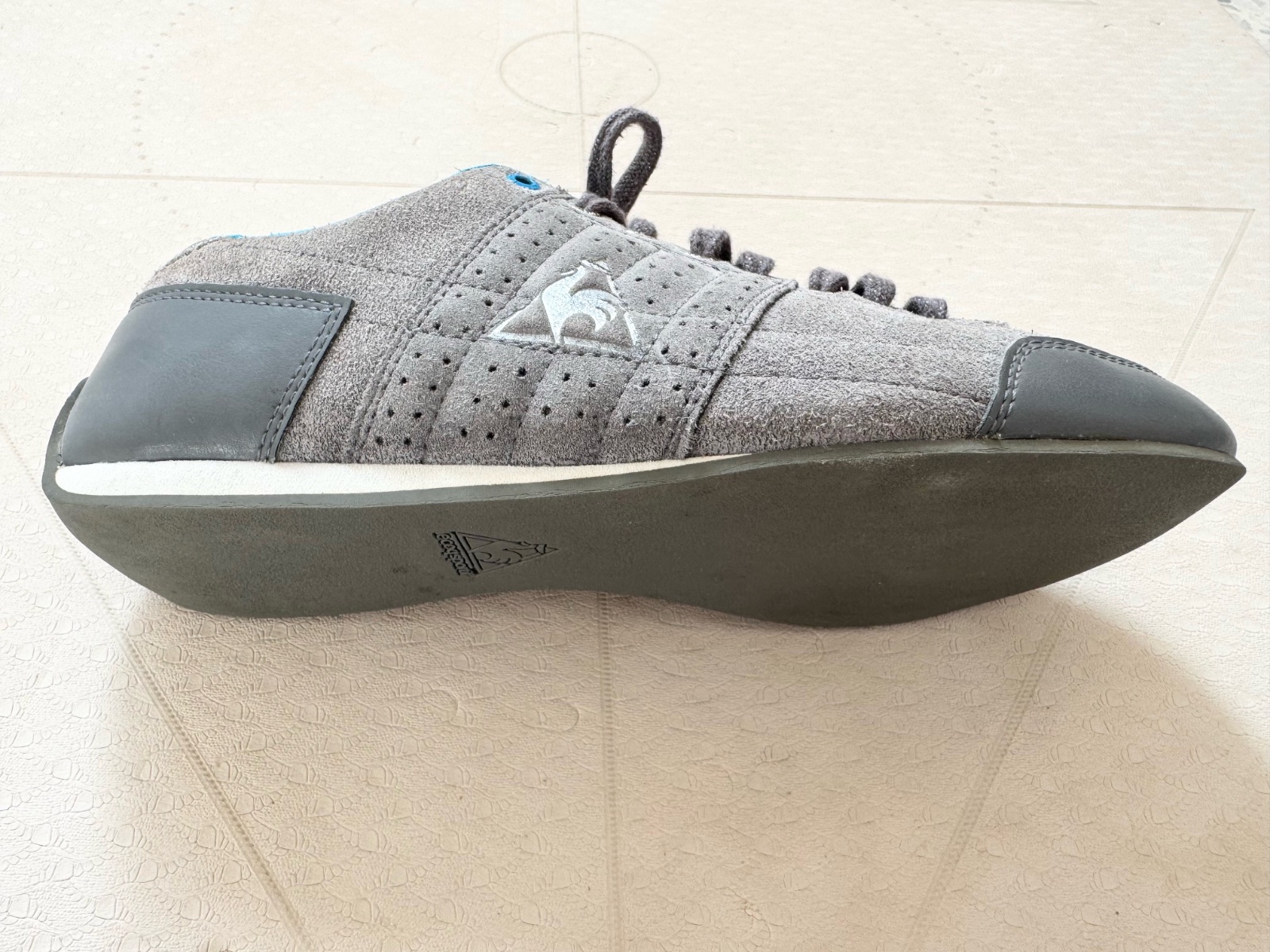 Coq sportif gris et bleu