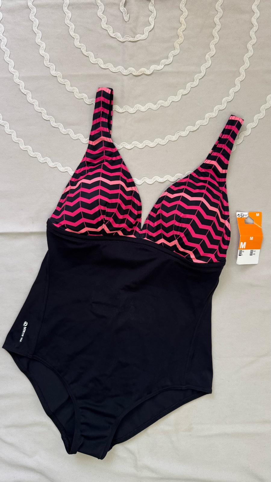 Maillot noir et rose
