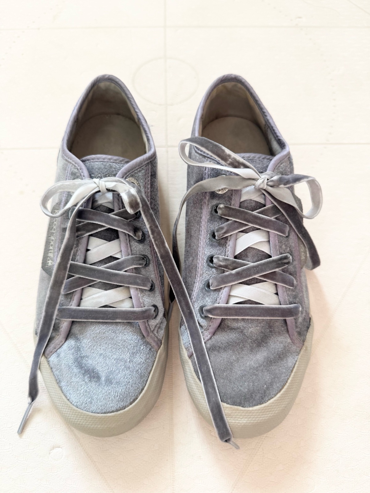 Coq sportif gris