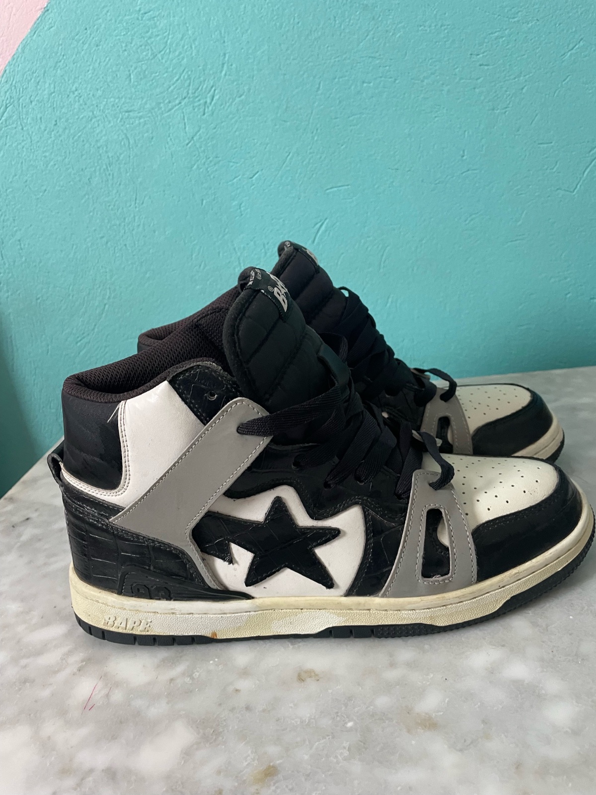 BAPE Bapesta High Top Sneakers (Noir / Blanc / Gris)