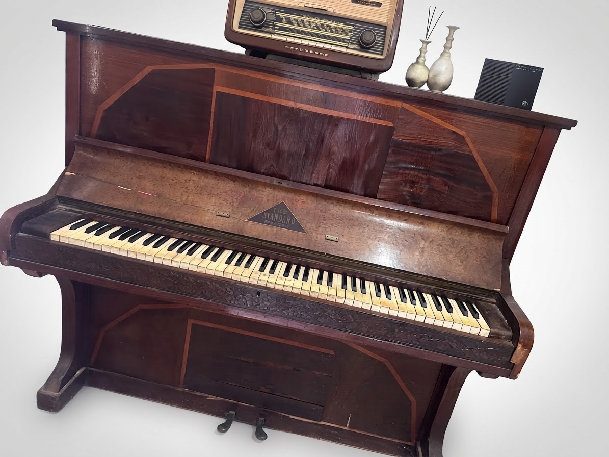 Piano the standard melody antique