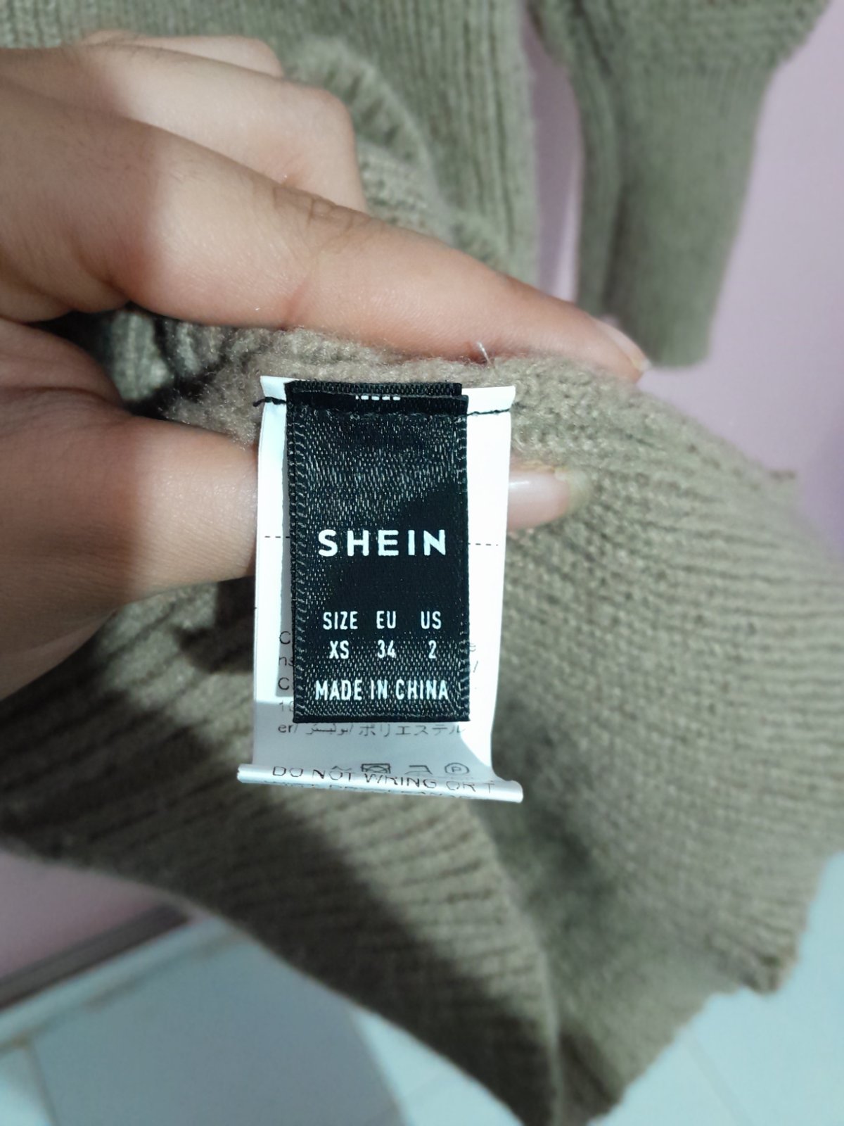 Robe pull de la marque SHEIN, en maille douce  Coupe : moulante avec taille marquée 