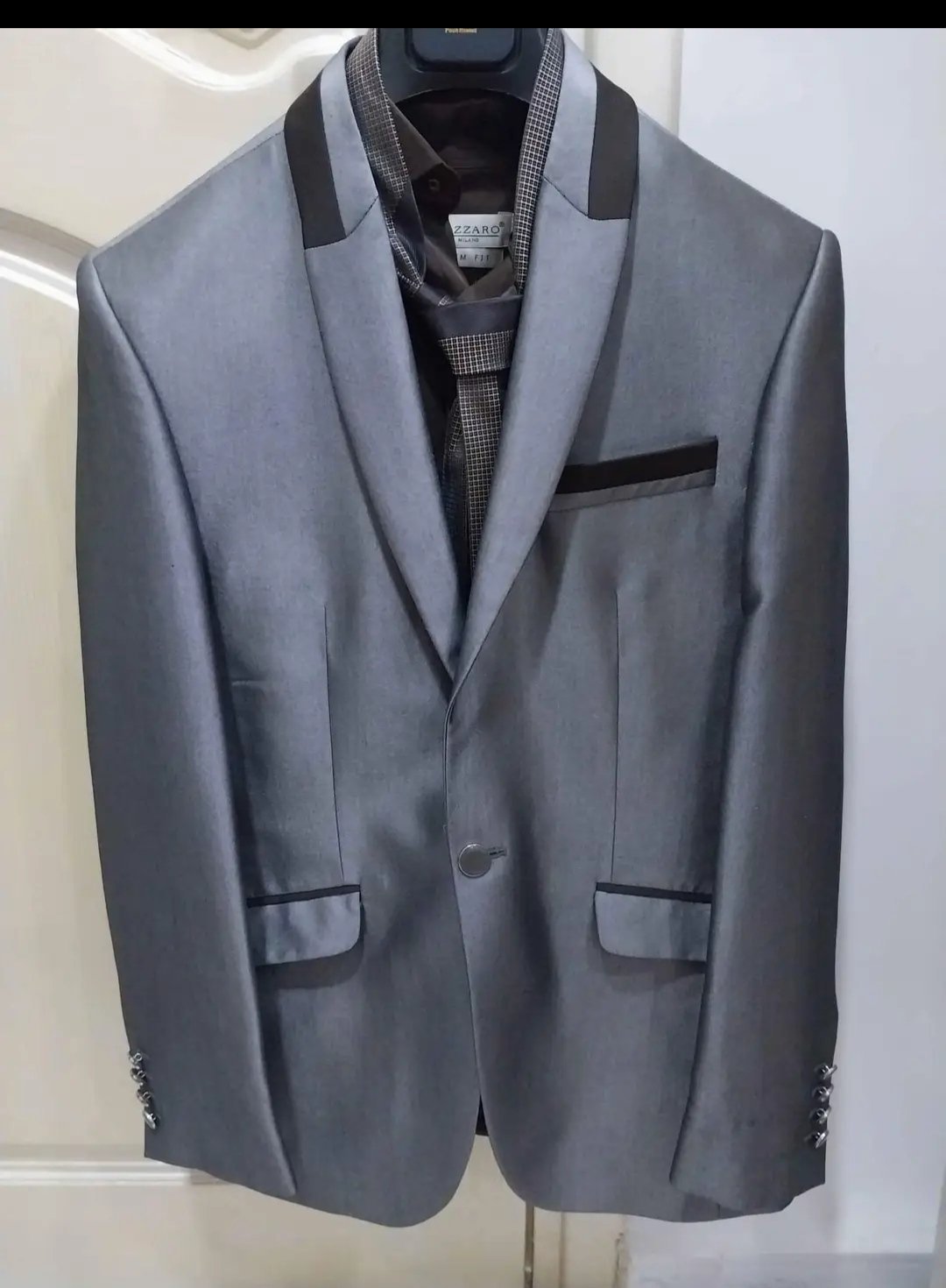 Costume avec chemise et cravate 
