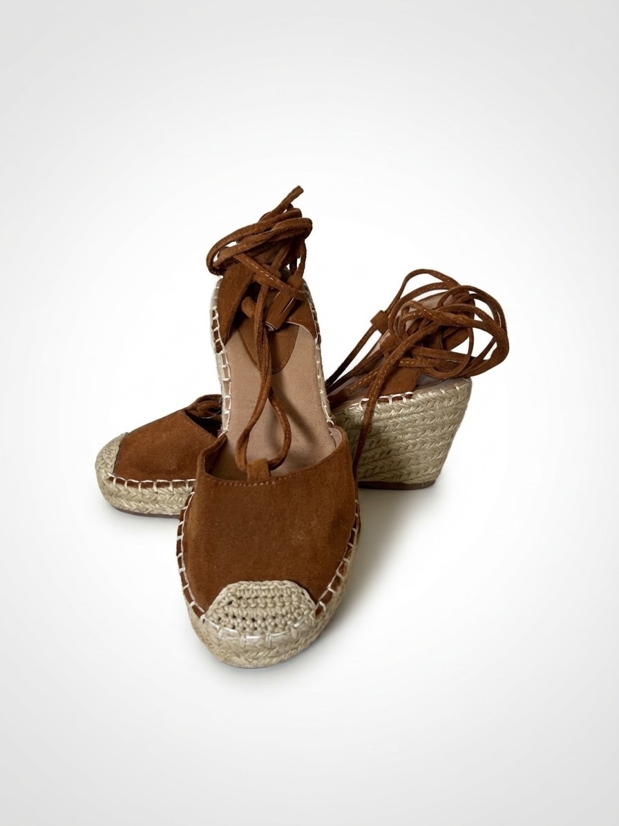  des espadrilles compensées à lacets