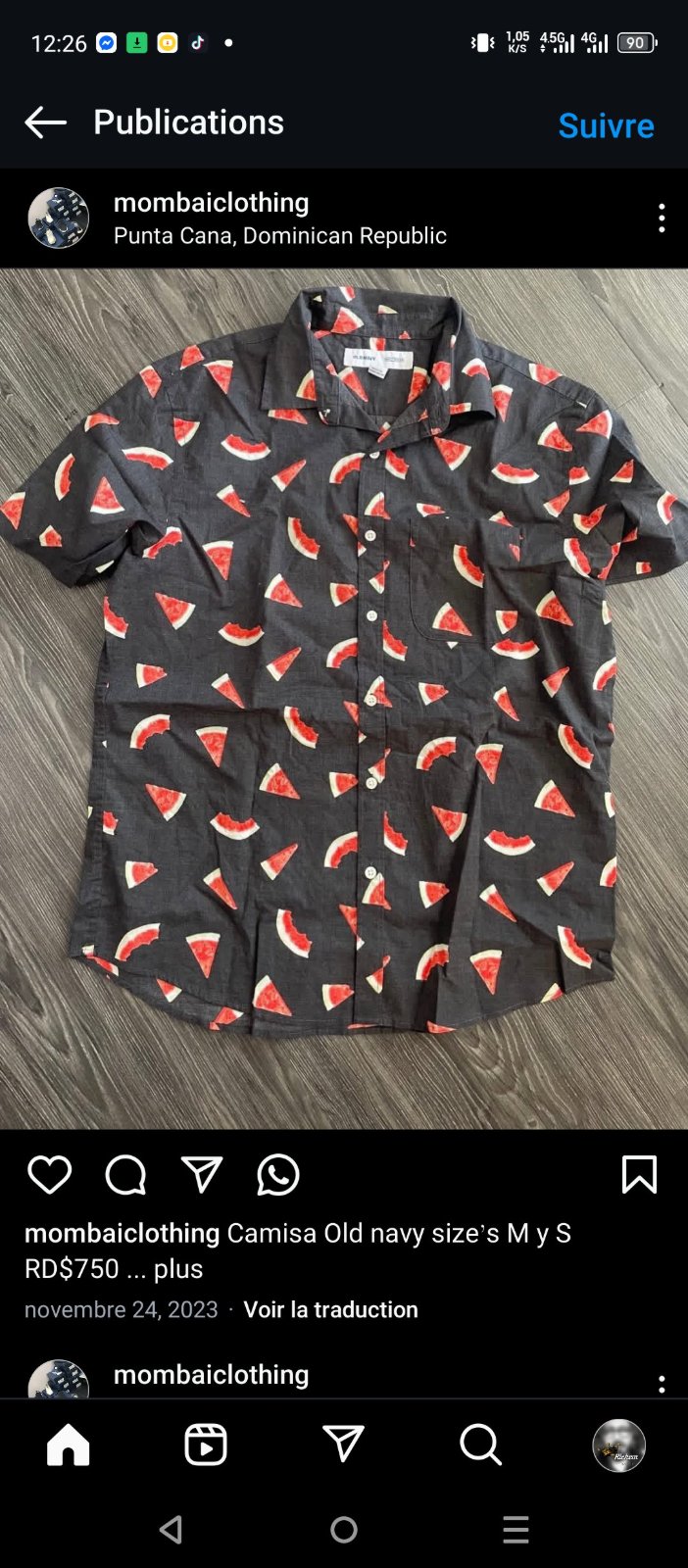Chemise à manches courtes Old Navy se distingue par son motif intégral de tranches de pastèque sur un fond gris.