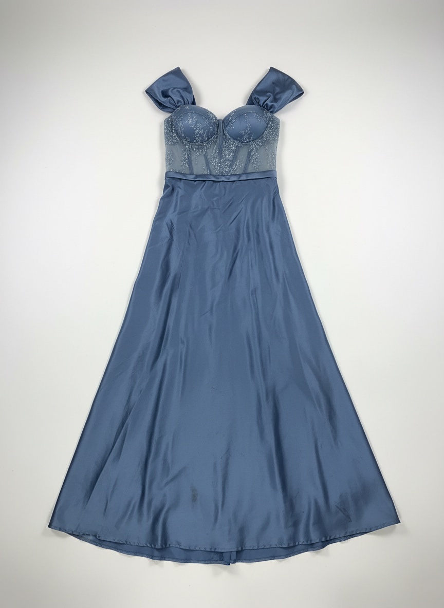 Trés belle robe soirée couleur bleu brodé , manche tombante 