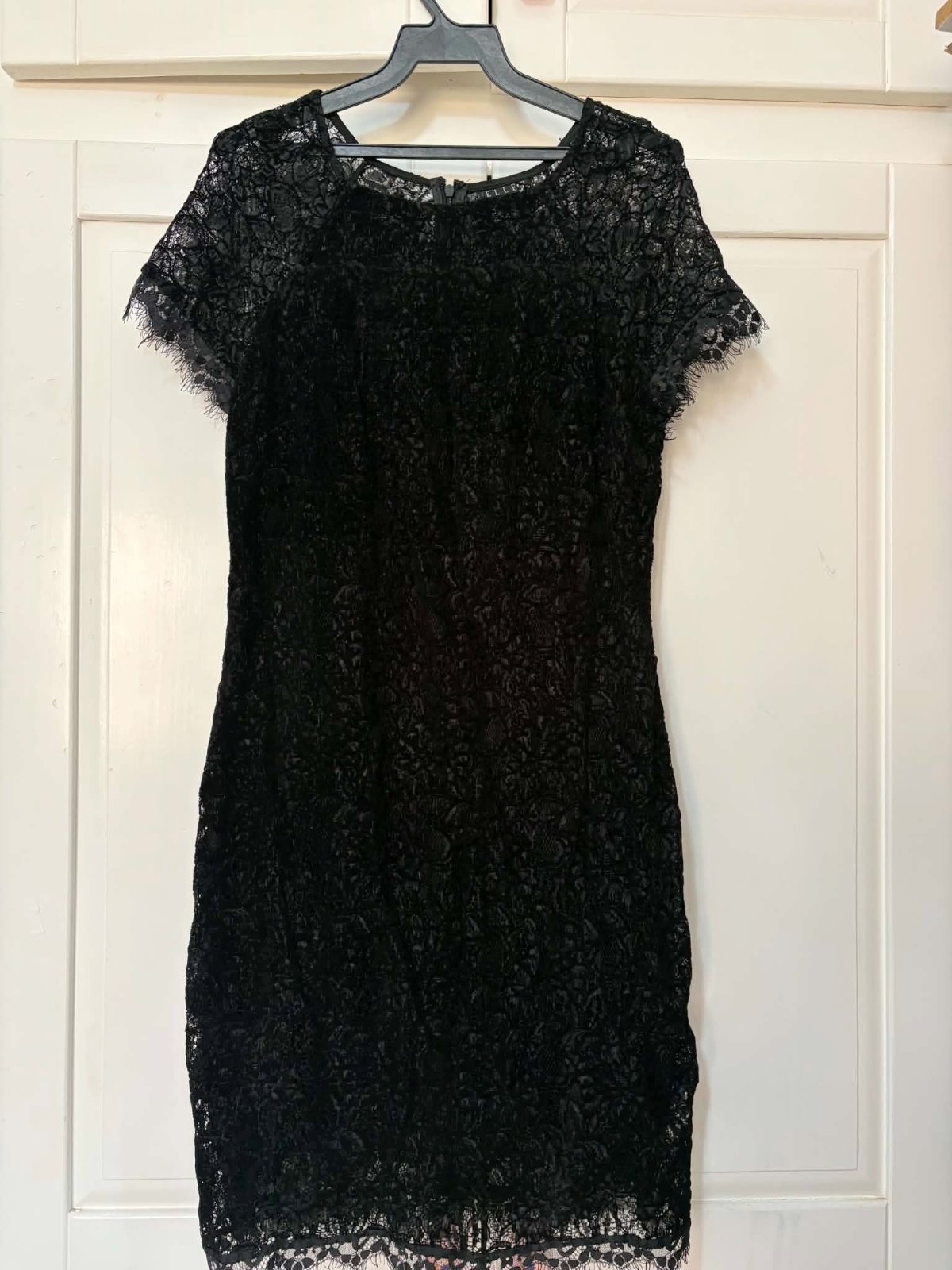 Robe noire en dentelle -ELLE- 