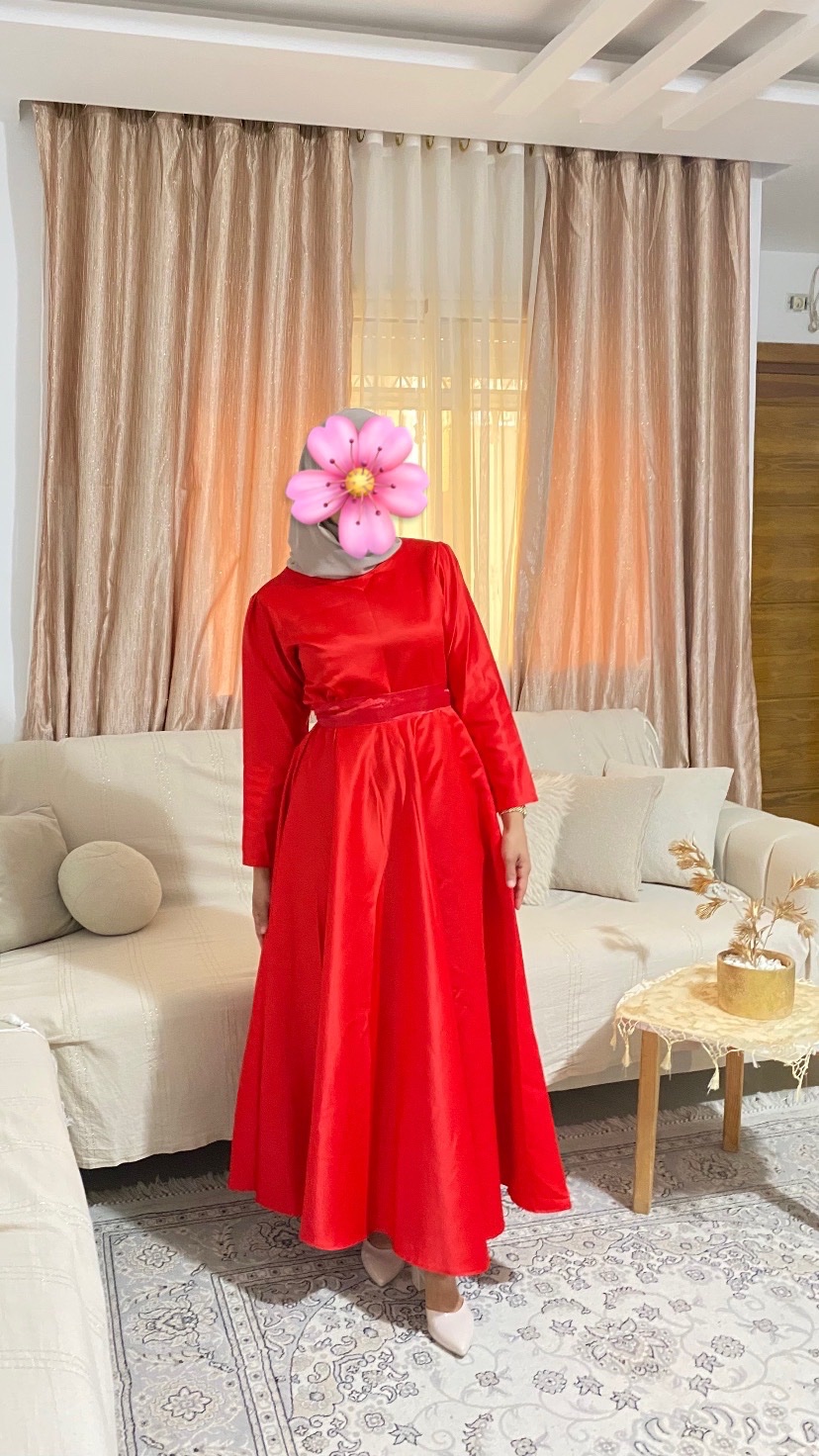 Robe rouge satinée 