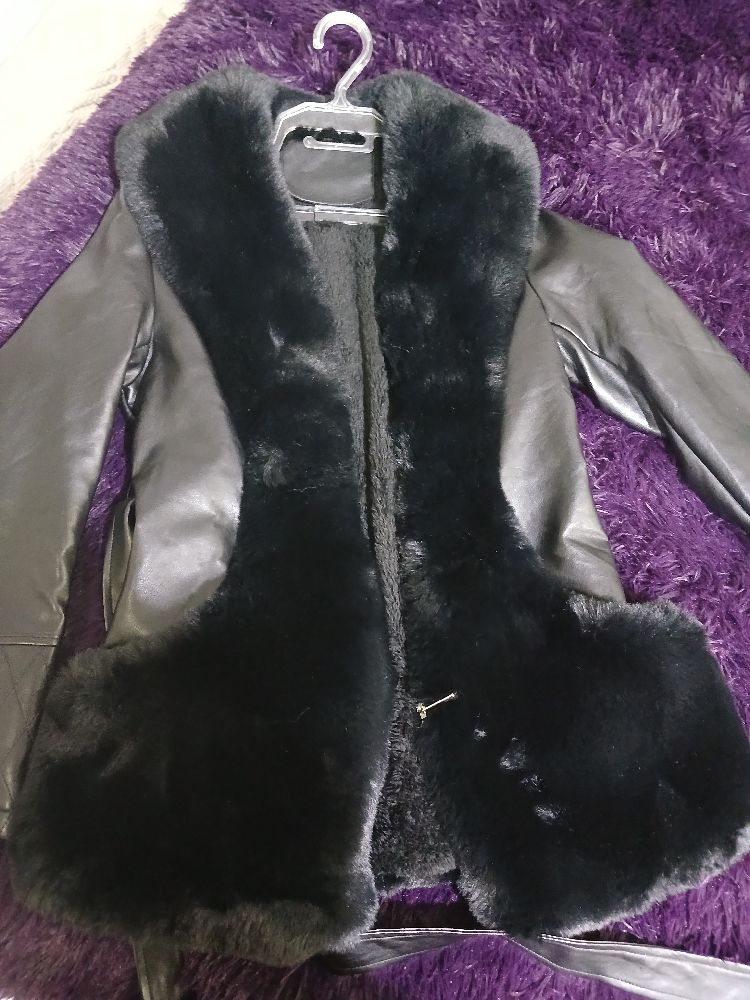 manteau noir en cuir avec fourrure 