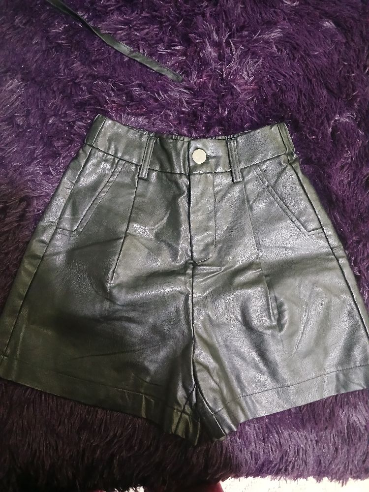 short en cuir