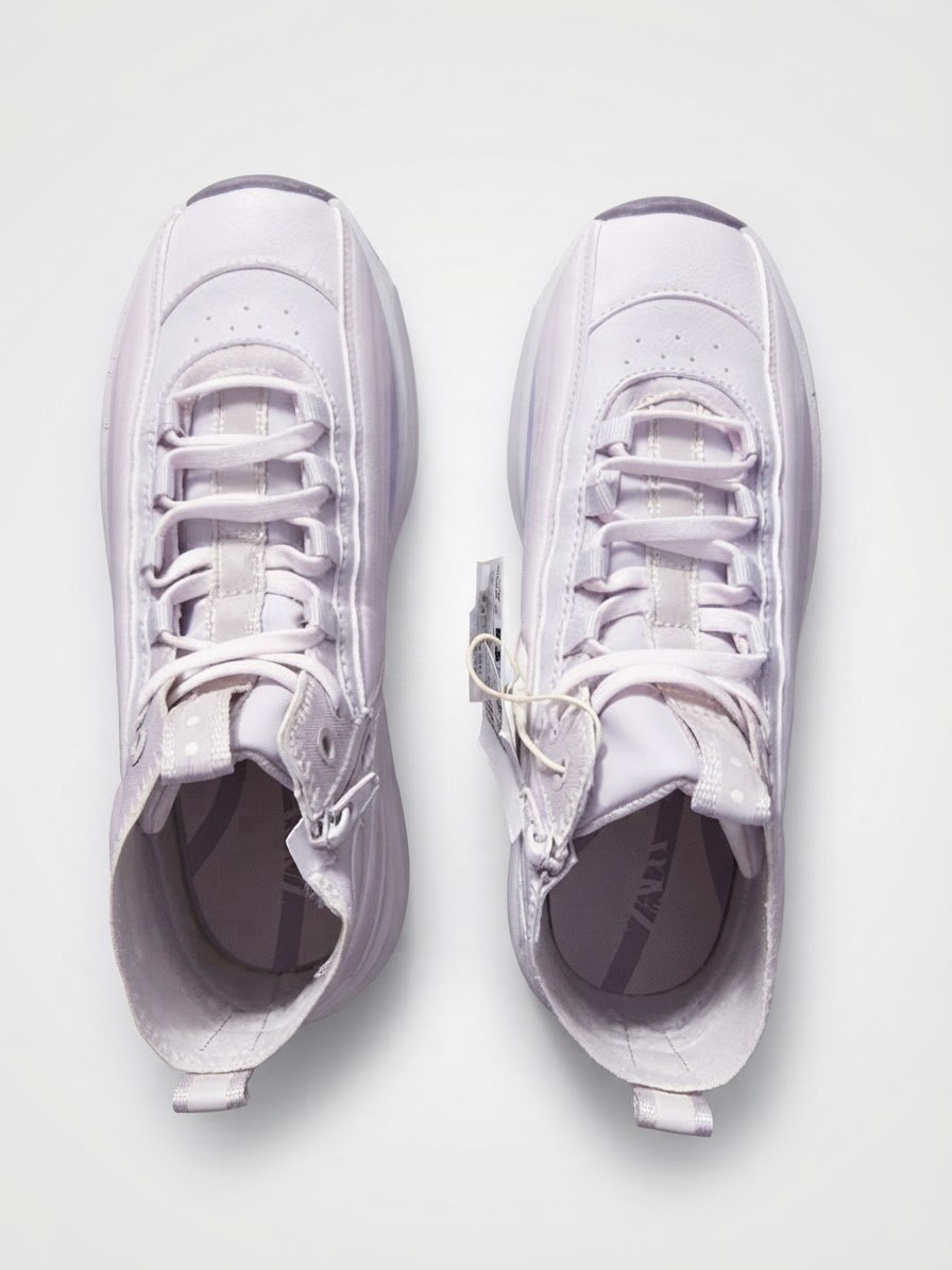 Des baskets violets clair