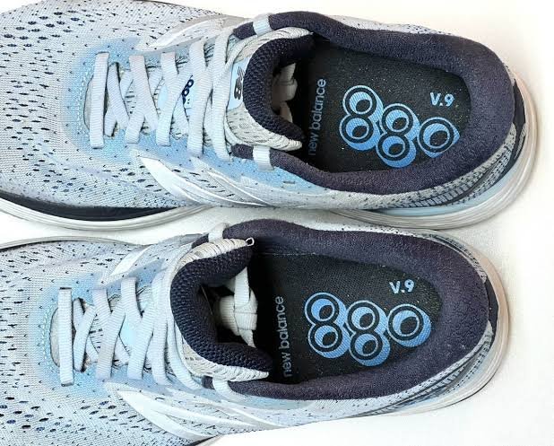 Des baskets bleus ciels