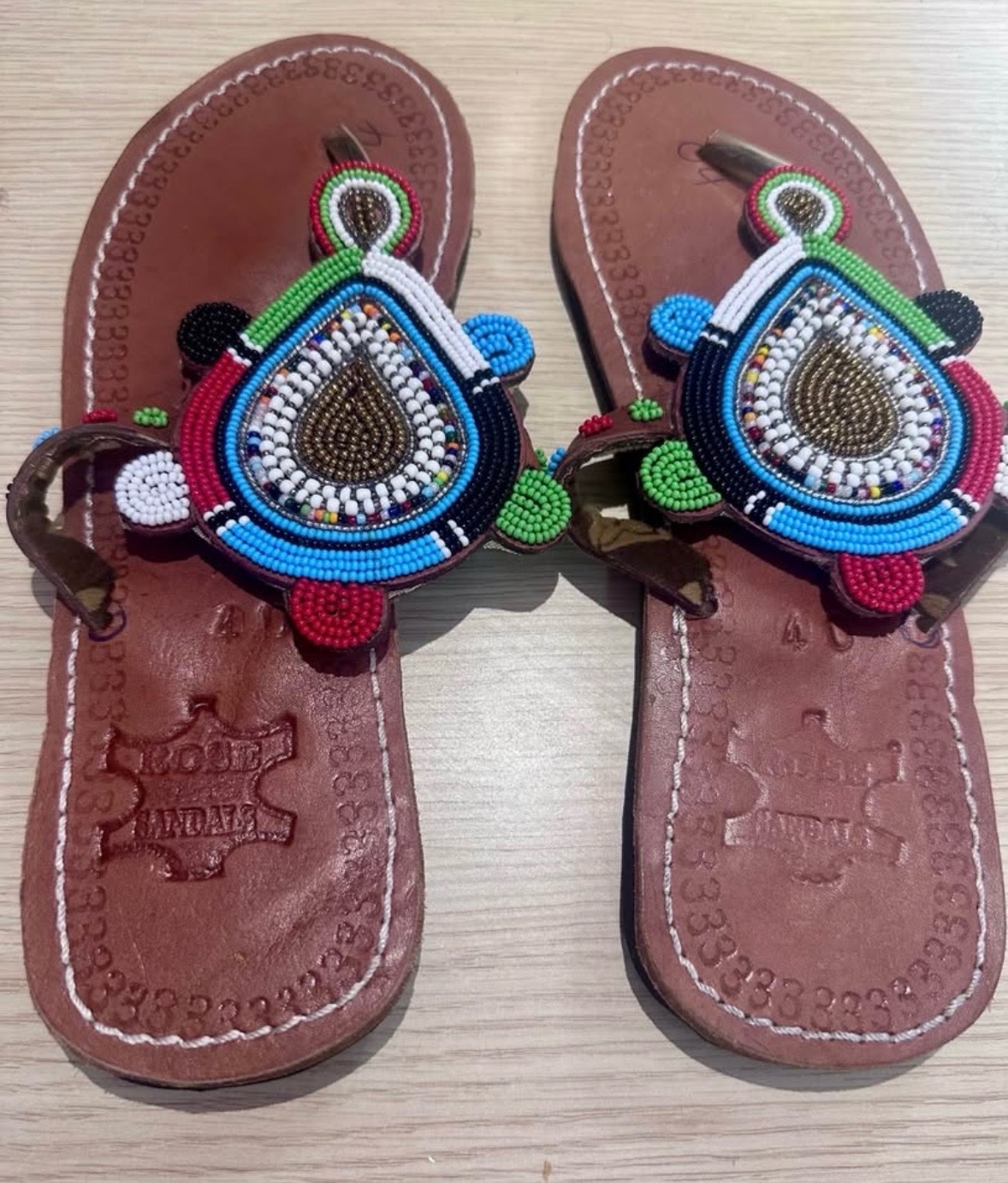 Sandales artisanales neuves. Cuir de qualité avec un travail de perles magnifique.