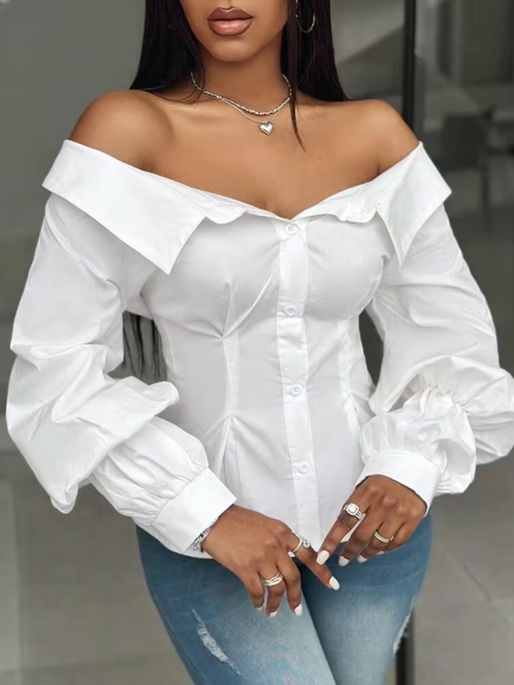 Chemise blanche avec des épaules dénudées et des manches bouffantes