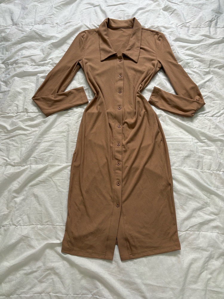 Robe moulante avec bouttons 