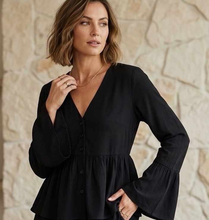 Chemise noire basique avec manches longues évasées