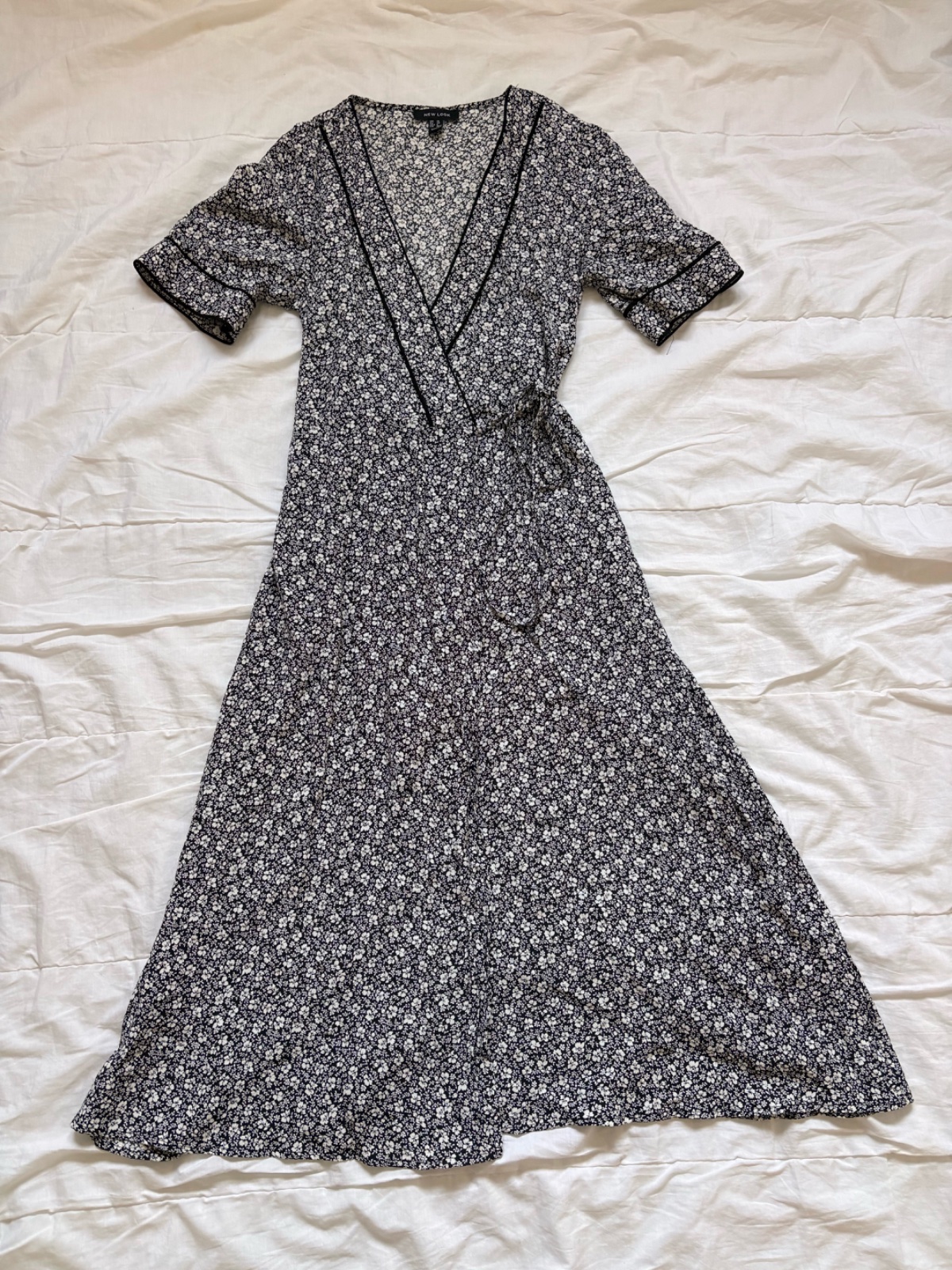 Robe florale portefeuille mi-longue de la marque New Look