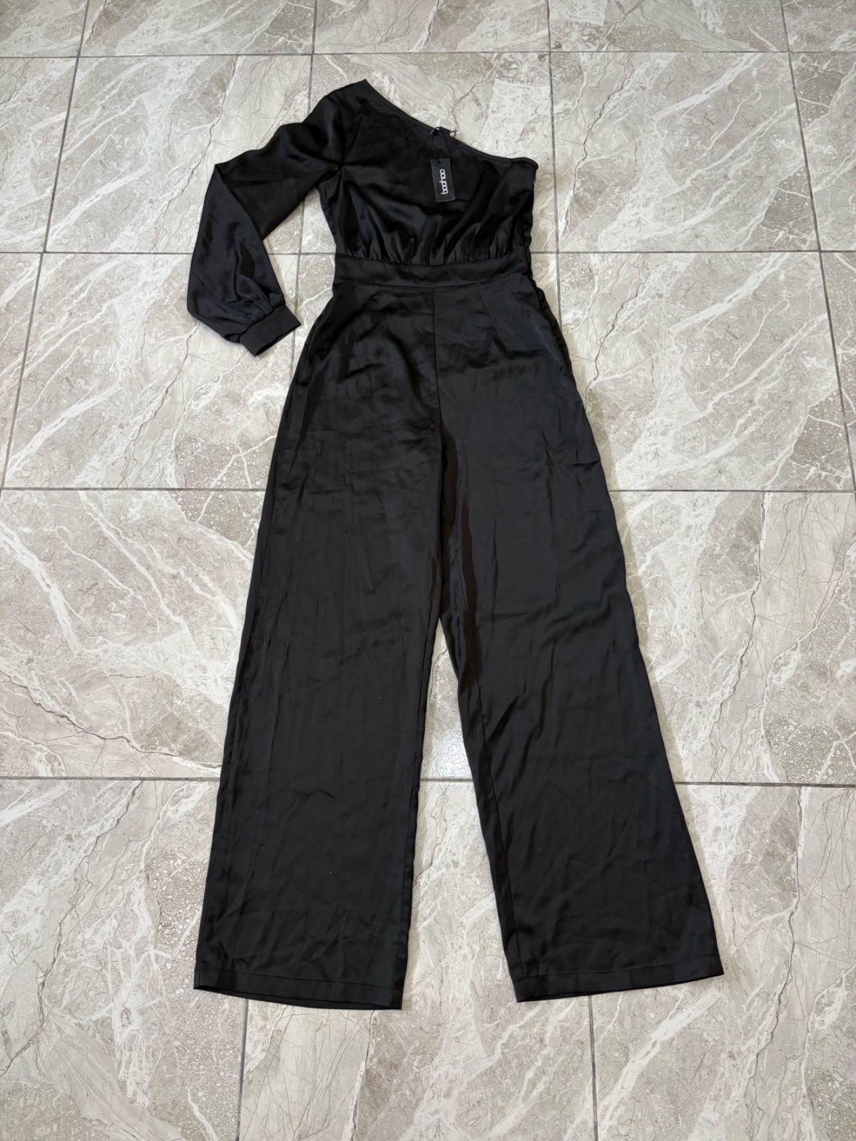 Combinaison noire en satin, coupe asymétrique à une seule épaule