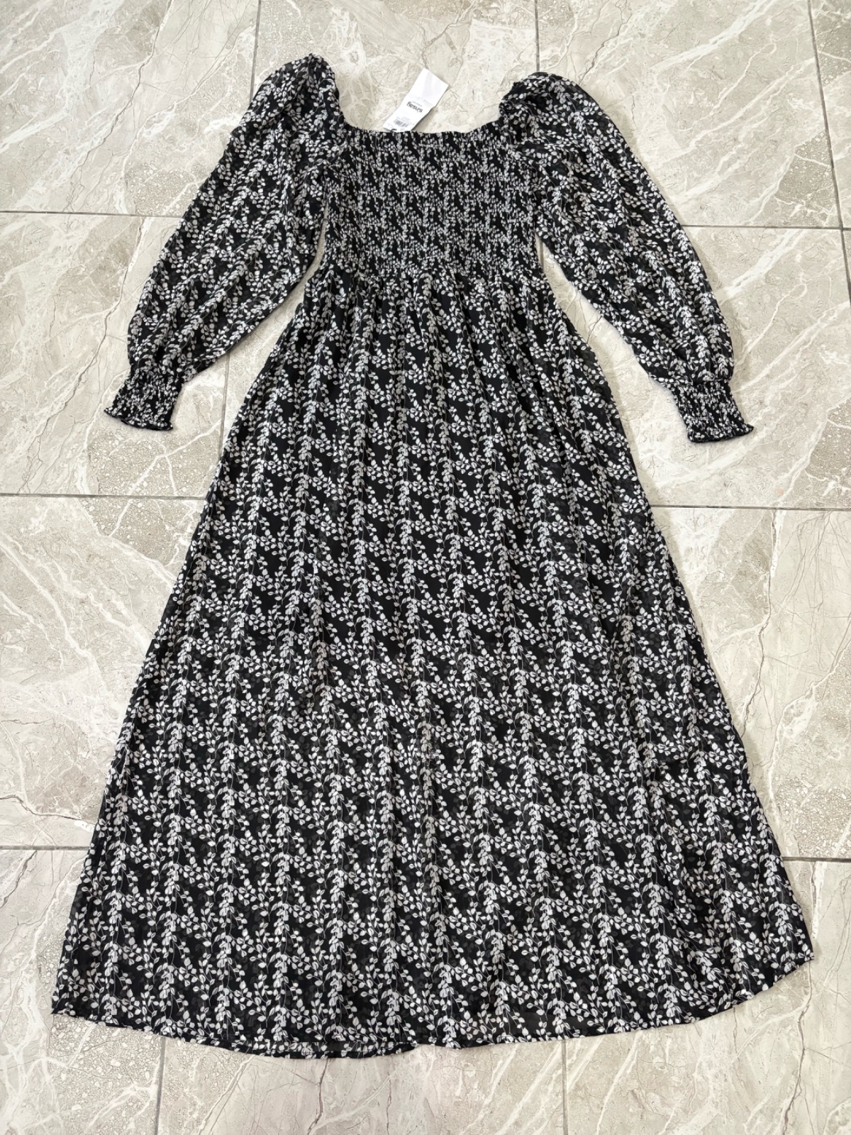 Robe longue noire florale avec buste froncé et des manches longues bouffantes