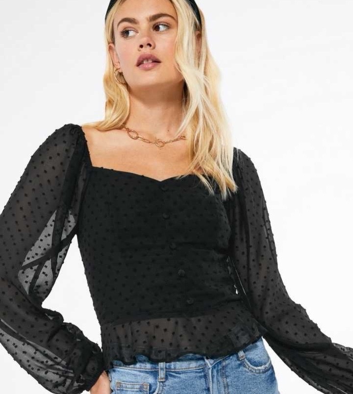 Chemise à manches longues bouffantes avec un tissu en voile plumetis