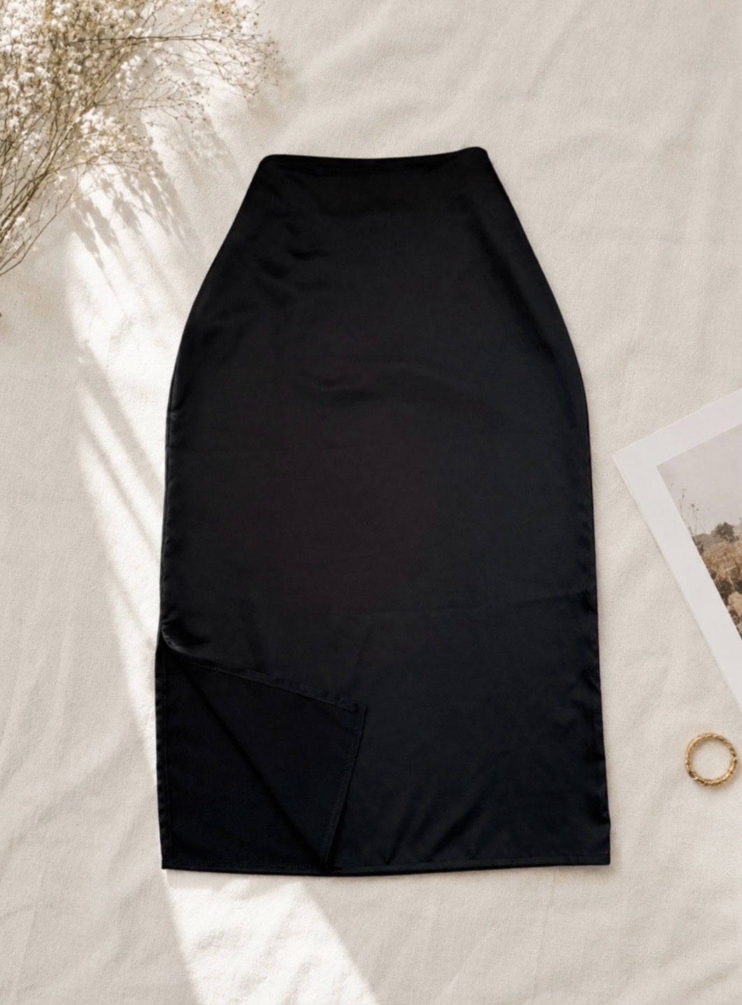 Jupe noire longue effet satinée avec fente 