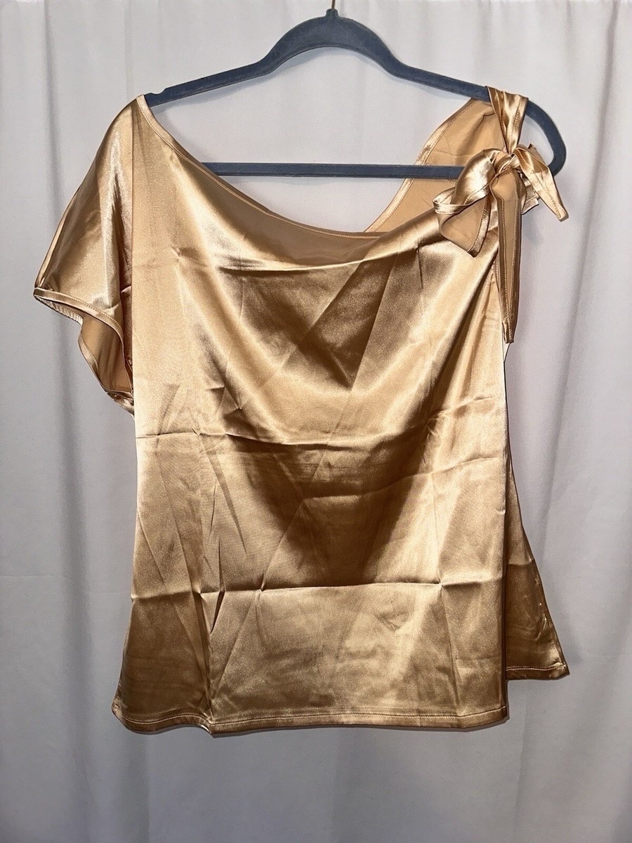 Chemisier en satin couleur champagne avec Col asymétrique dénudant une épaule