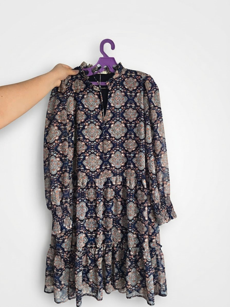 Robe à motifs bleu marine à volants