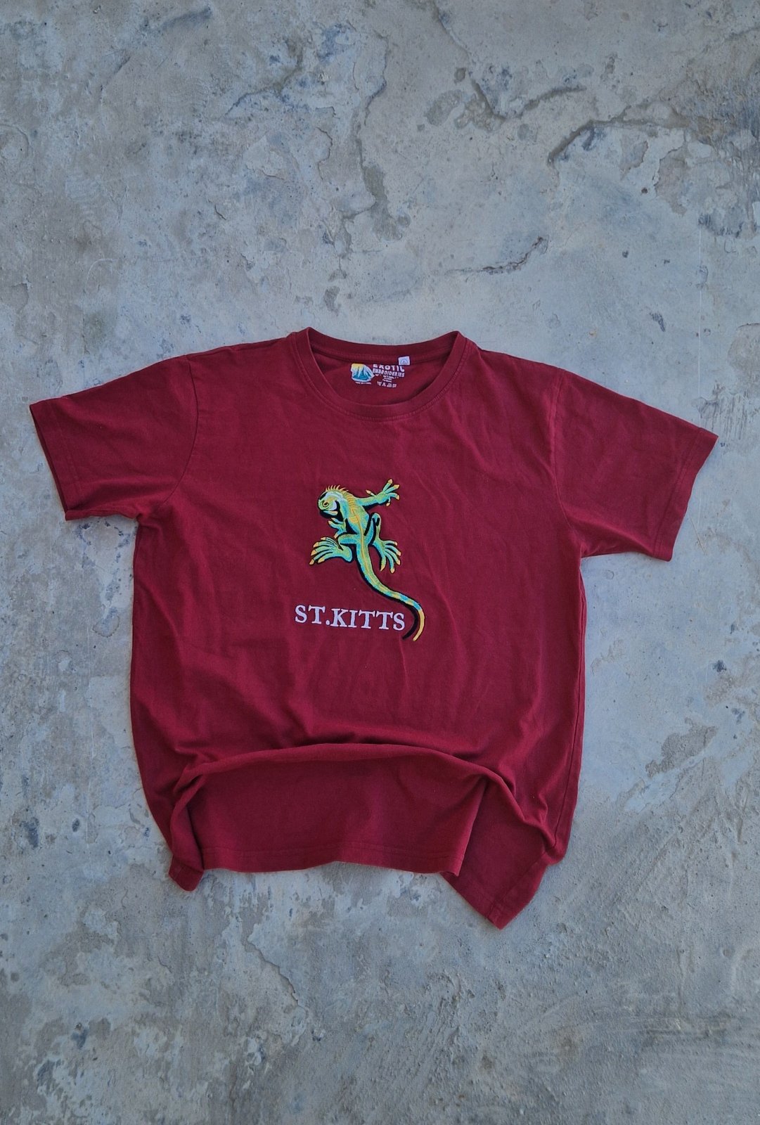 T-shirt Brodé St. Kitts – Rouge Grenat Vintag