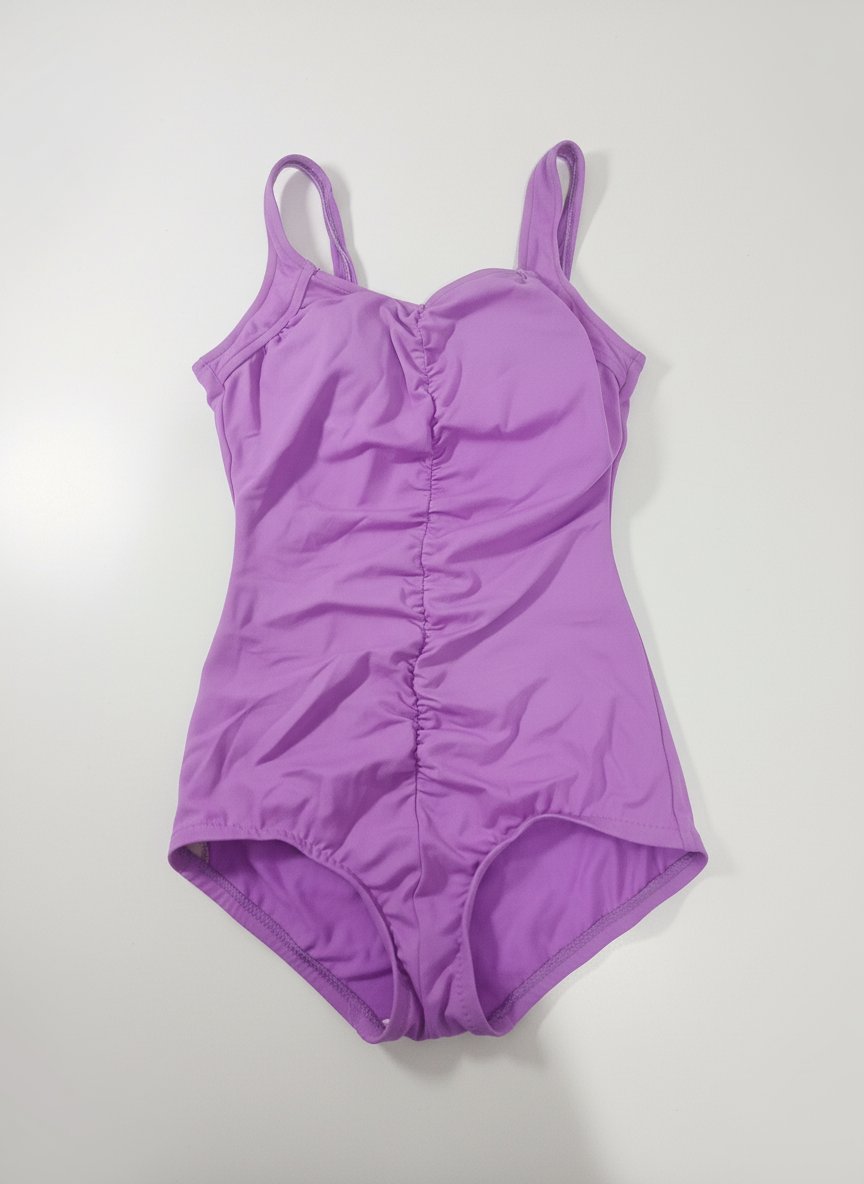 Maillot de bain violet, confectionné dans un magnifique tissu extensible qui convient à toutes les morphologies à partir de la taille L. 