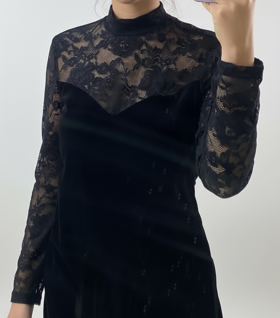 Robe dentelle M/L tendance black in lace and velours avec etiquette