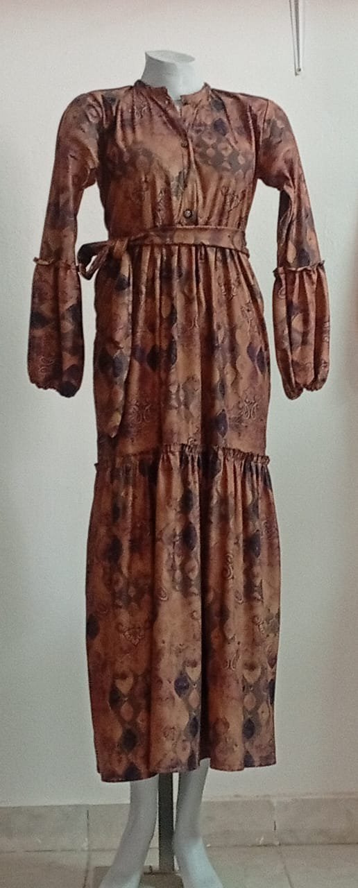 Robe longue elegante couleur cuivre avec ceinture