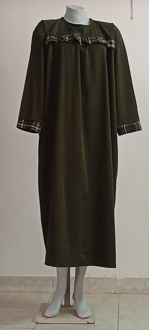 Robe longue ample vert olive avec details decoratifs