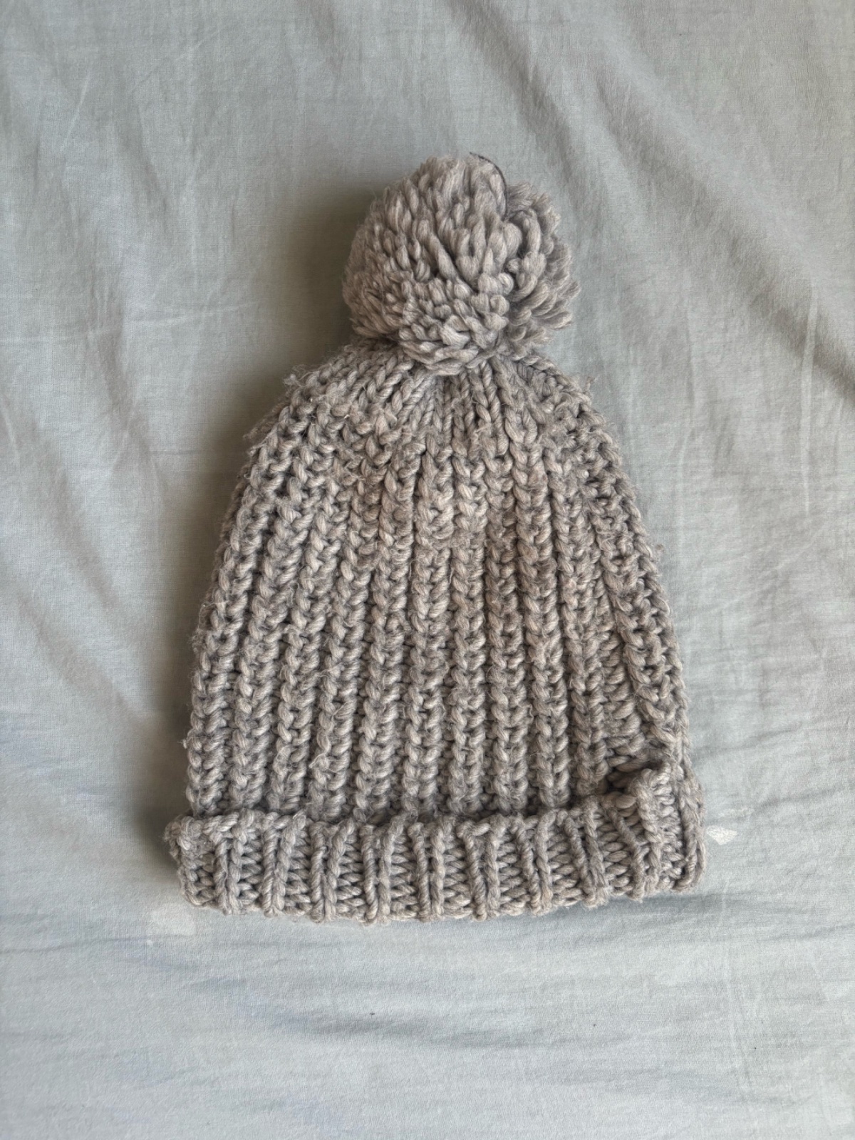 Bonnet à pompon gris en grosse maille