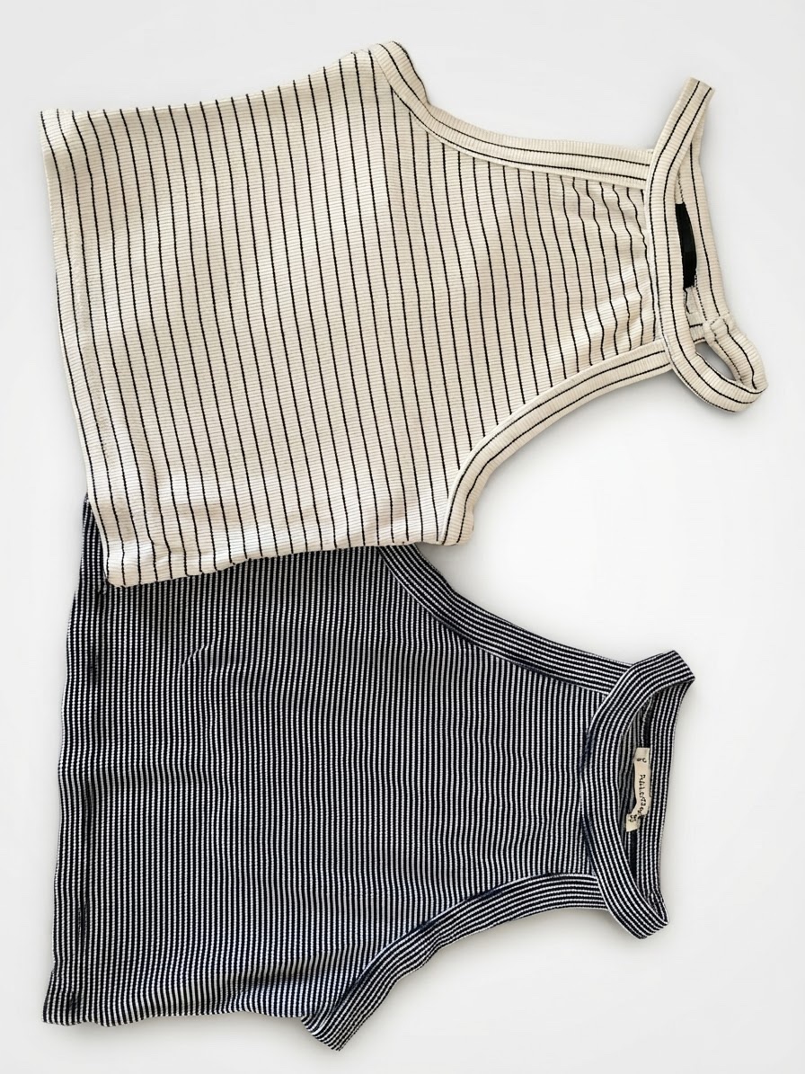 2 tops raillures bleu marine et blanc