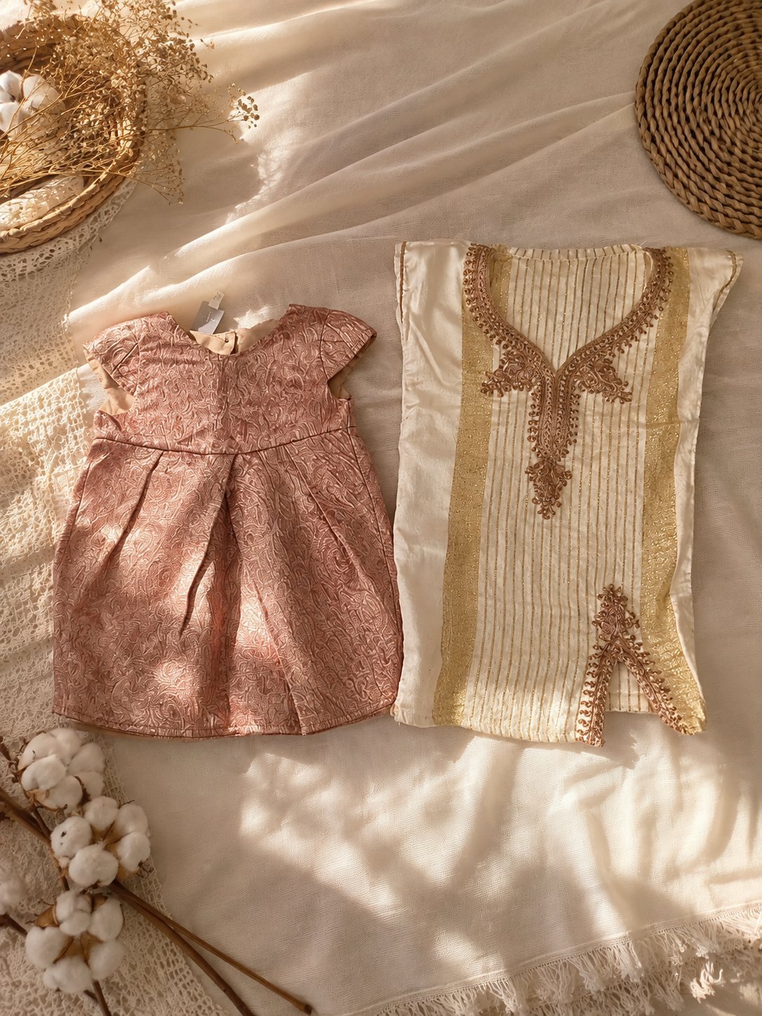 Deux robes de soirée pour une petite fille de 2 ans.