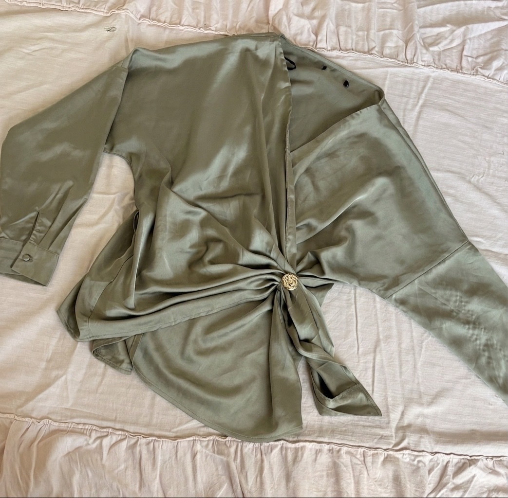 Blouse Satinée Cache-Cœur Vert Olive avec Broche