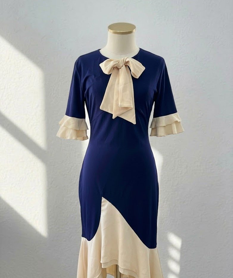 Robe Midi Marine & Crème – Style Rétro Chic avec Nœud Élégant