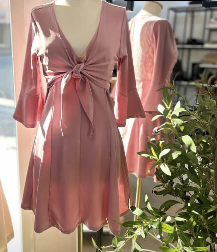 Robe Courte Rose Poudré avec Nœud Frontal et Manches Évasées