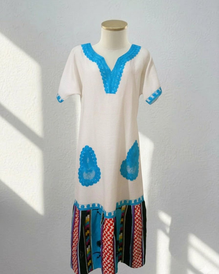 Robe Longue Orientale Blanche à Broderies Azur – Élégance Traditionnelle & Moderne