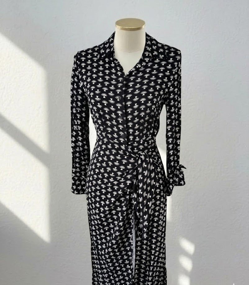 Une  robe chemise à motifs