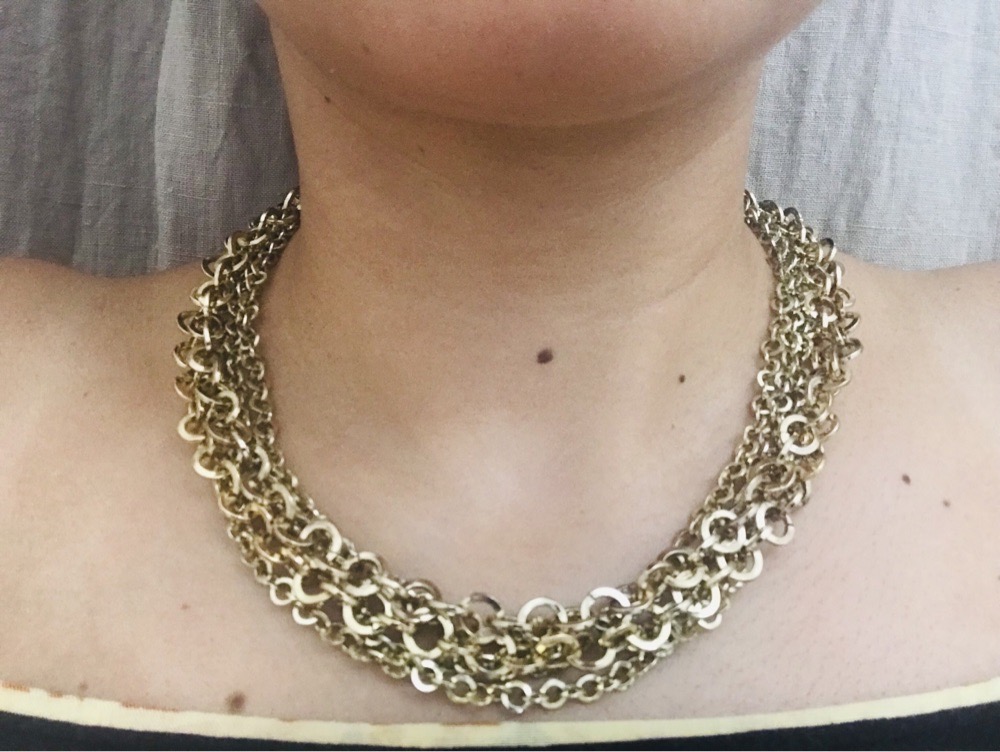 un trés joli collier doré 