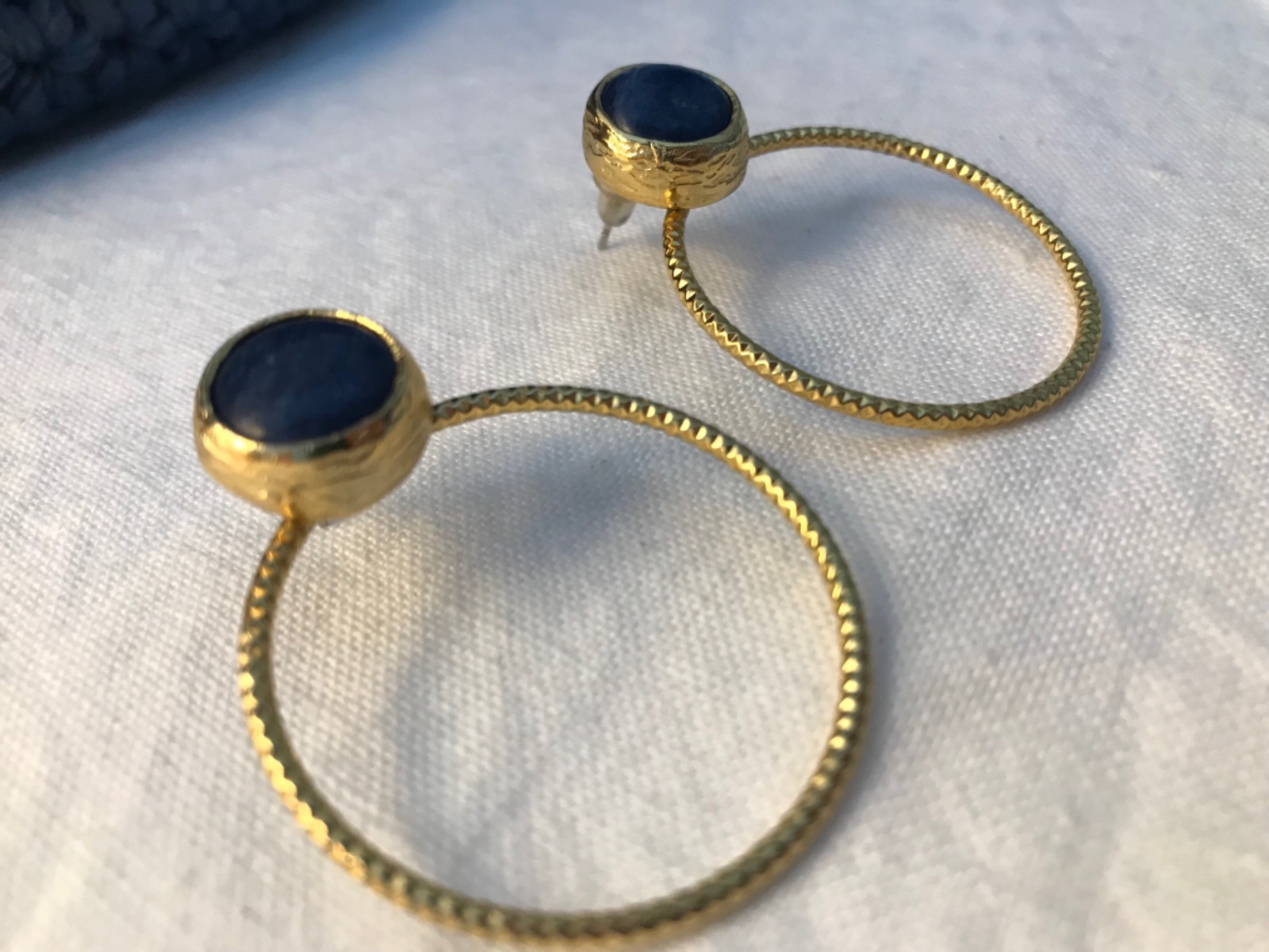 Des boucles d'oreilles en vrais pierres
