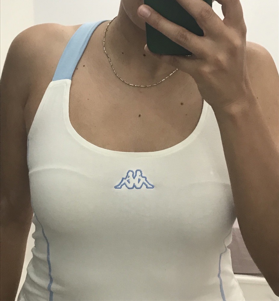 un haut de sport de la marque Kappa